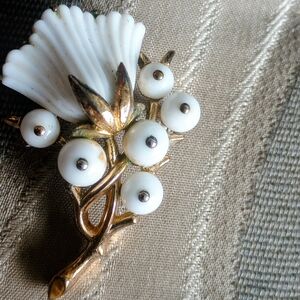 Vintage Crown Trifari Gold-Tone White Floral Cluster Brooch — Elegant